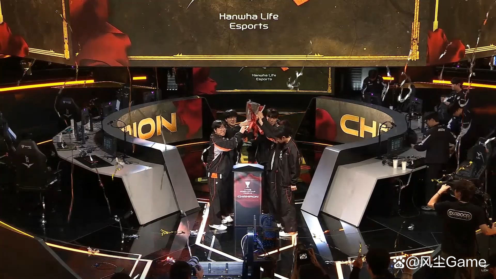 包含JackeyLove回归赛场，大胜首场状态亮眼，FPX观众沸腾！的词条