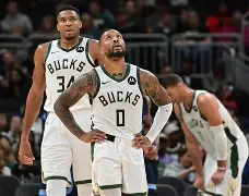 字母哥回归赛场，惊险取胜首场状态亮眼，TL观众沸腾！(字母哥霍勒迪)